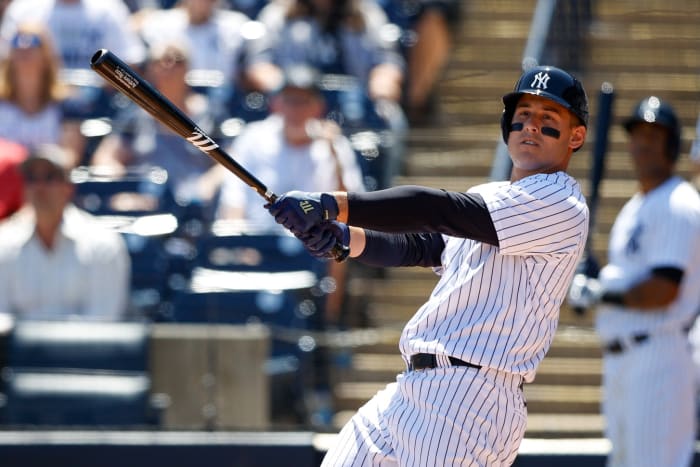 Yankees 1B Anthony Rizzo swings in spring training